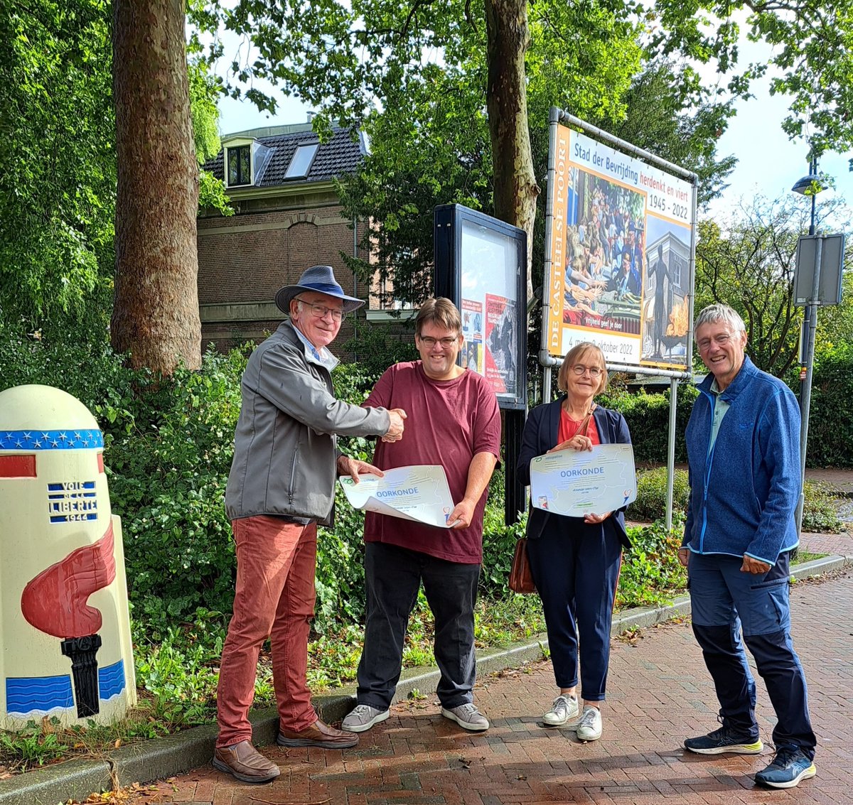 Vandaag in museum de <a href="/casteelsepoort/">De Casteelse Poort</a> namens burgemeester <a href="/floorvermeulen/">Floor Vermeulen</a> van de <a href="/Gem_Wageningen/">Gemeente Wageningen</a>  de oorkondes uitgereikt aan Annie en Bram van Oss voor het volbrengen van de fietstocht <a href="/SpoorvdVrijheid/">Spoor vande Vrijheid</a>.
<a href="/europafietsers/">Europafietsers</a> <a href="/lre/">🦊LR - ながいきつね</a> <a href="/voiedelaliberte/">La Voie de la Liberté</a>