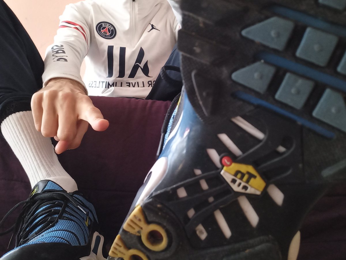 soccersocksfan's tweet photo. Au pied salope et tu raques ! https://t.co/Z8HBsO2Zbe