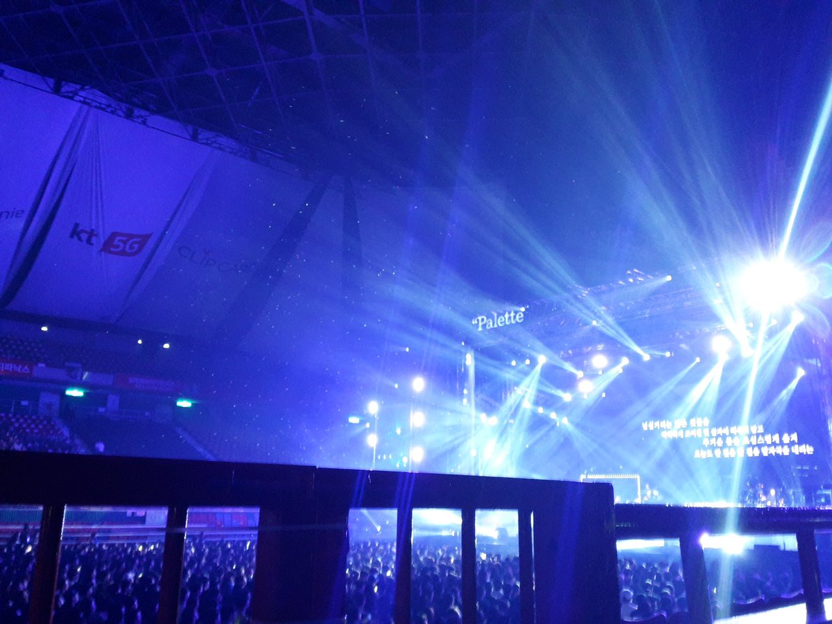 MatenWelor's tweet photo. 이번 콘서트 못가서 저번에 갔던거 박박 꺼내봤습니다.. 흐아아 https://t.co/zHX9LhkSgX