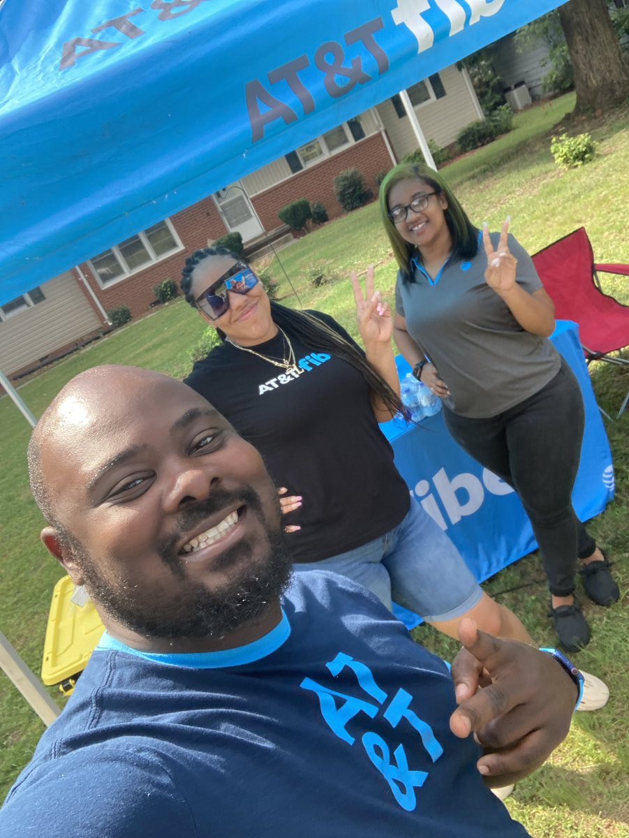 DenzelC01's tweet photo. Out with these amazing allstARs โจgetting our morning dose of #FIBAH. Connecting 1 home at a time ๐ป๐ #LifeAtATT #FiberStrong @at_hanesmall @Kevin14188111 @ChrisSerina @DomDavis_ @VinceLeaks @404girl https://t.co/TvsRhYbz6n