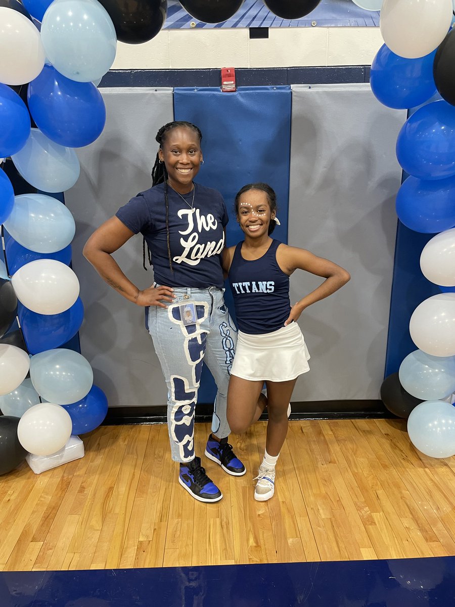 TheLandCheer's tweet photo. Blue Out!! https://t.co/ipnTHLLyD4