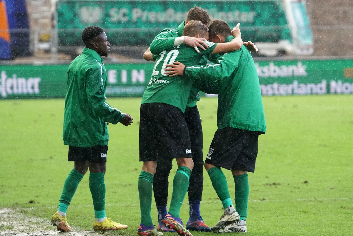 Preussen06's tweet photo. 📄 Ein verdienter Heimsieg im Spitzenspiel! Auf unserer Homepage haben wir den Spielbericht, die Bildergalerie & #nullsechsTV zur Partie. Viel Spaß beim Kneistern ⚫⚪💚 #SCPSVR #scp06
___
https://t.co/sPhoiAwR8u https://t.co/wfzVXkA5QM