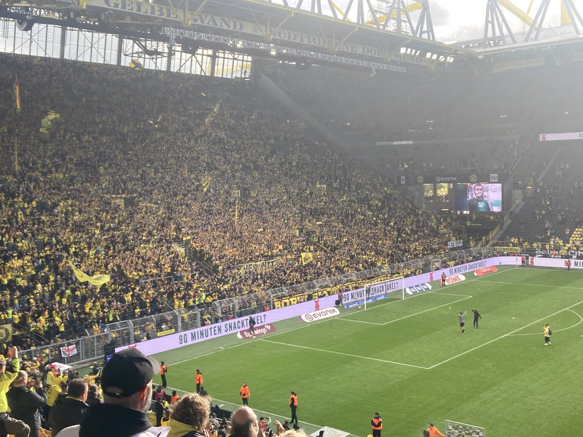 JuergenKoers's tweet photo. Edin #Terzic und sein Co Sebastian #Geppert vor der Süd: „Wir sind alle Dortmunder Jungs“ #bvb #derbysieger #bvbs04 https://t.co/D3r9ojsk0y