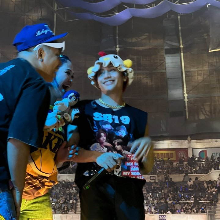 urlovekeun's tweet photo. look at him JUST LOOK AT HIM 😭😭🤏 

SB19 WYAT IN MANILA
@SB19Official #SB19    
#WYATTourManila https://t.co/YoEmNAT8s4