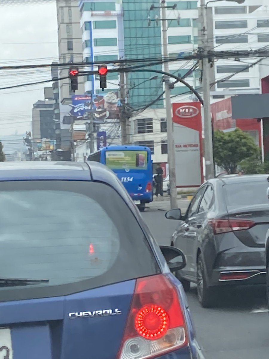 annie_er2019's tweet photo. Para pasar a todos los que estábamos esperando el semáforo, se volvió a meter al carril del medio y luego a la derecha pasándose el semáforo. No le importó nada! @AMT_Quito https://t.co/epxhftPZpL