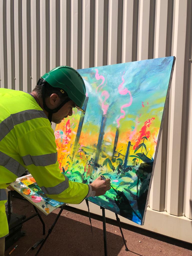 EDFMartigues's tweet photo. Entre #art et industrie ! Pour les @JEP, la centrale #EDFMartigues s'est transformée en #musee éphémère🎨 Des artistes ont illustré la #transition énergétique de notre centrale ! Matériaux réutilisés et pigments naturels, des œuvres qui s'inscrivent dans un patrimoine #durable 🌿 https://t.co/rgBHtKSZS7