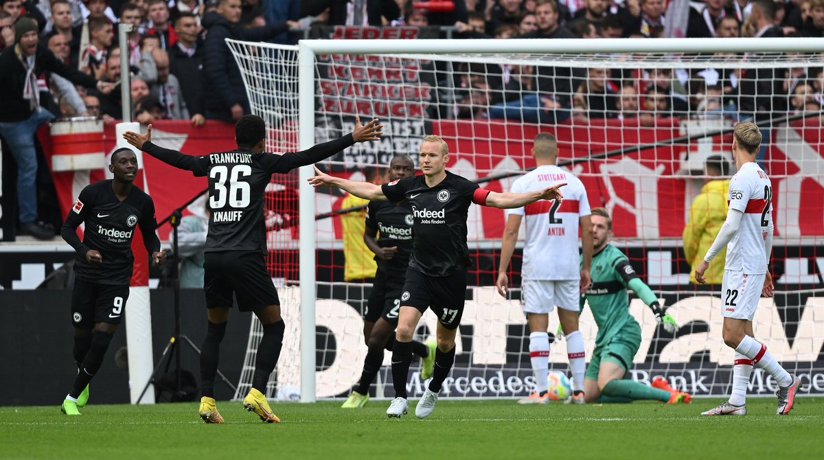 Sebastianrode20's tweet photo. Eine erfolgreiche englische Woche endet mit einem verdienten Auswärtssieg in Stuttgart! 💪🦅 Natürlich freue ich mich auch über mein zweites Saisontor. 🙂⚽️  #SGE @Eintracht https://t.co/xfll1jqzWx