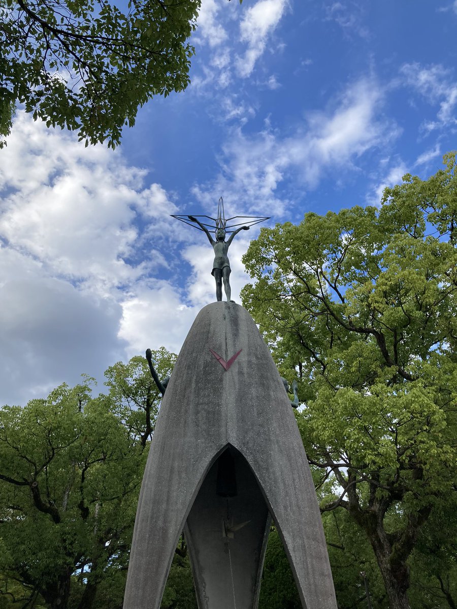 CosmicAngel0115's tweet photo. 晩御飯の前に平和記念公園へ。高～くまで上がる噴水の所から、資料館の建物の下に見えるの、分かるかな？
原爆ドームの元の建物の写真は初めて見たかも。おしゃれで立派✨
どうぞ安らかに…と手を合わせてきました🙏
 #平和記念公園  #原爆ドーム  #NoWar  #NoAtomicBomb https://t.co/ry3g5G59yT