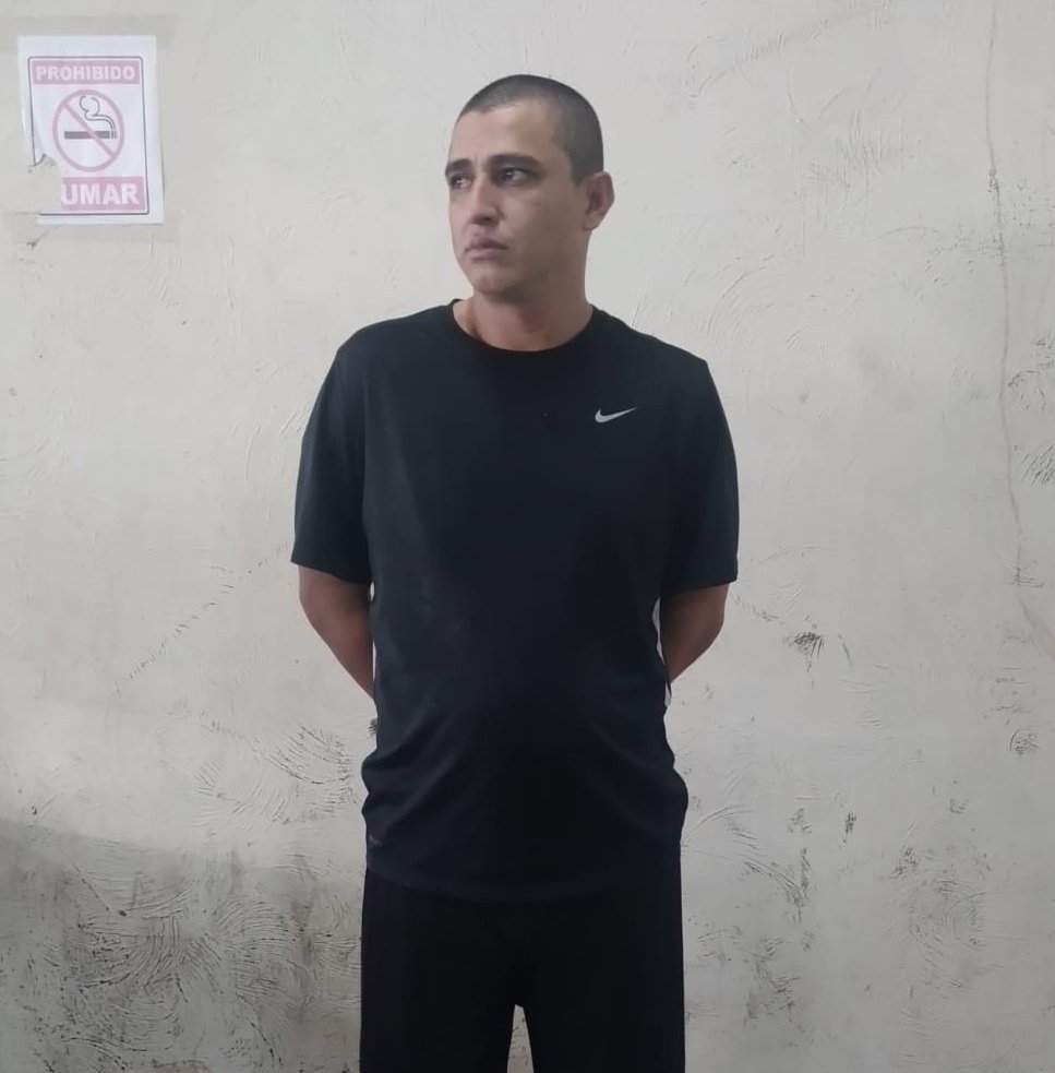 FUERZARMADASV's tweet photo. En San Salvador, en conjunto con la @PNCSV ubicamos a 1 sujeto colaborador de la MS13 incautándole marihuana y $1,670 que no pudo justificar su procedencia. Posee antecedentes por tenencia portación o conducción ilegal de arma de fuego, agrupaciones ilícitas entre otros delitos. https://t.co/6j4COKgxeq