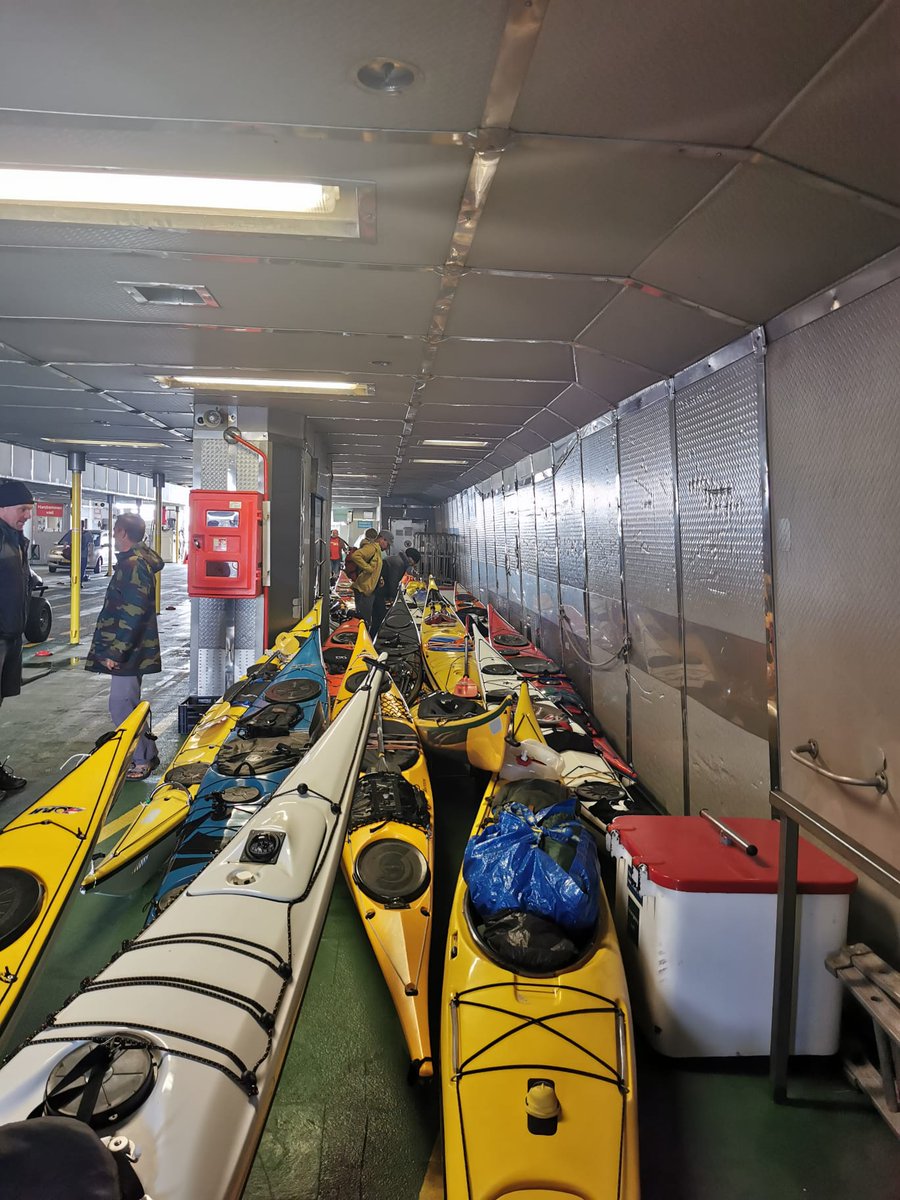 Vandaag een niet alledaags "vrachtje" aan boord van het ms Vlieland: maar liefst 25 kano's voeren mee van #Vlieland naar #Harlingen!🛶🛶🛶 (credits foto's: Arjen Boon)
