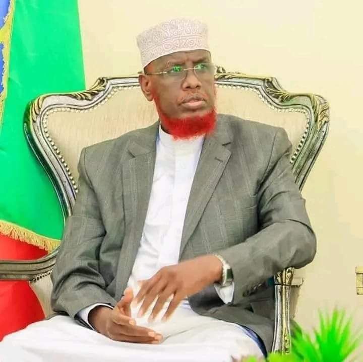 Anwaryare1000's tweet photo. For those who are shamelessly insulting Sheekh #Umal, by siding with the reckless and shameless minister #Khadija, are really out of their mind. They shouldn’t be siding with the wrong person. The Islamic scholars are the guardians of our Nobel Islamic Religion.
#Somalia https://t.co/ZFHjhQyFoh