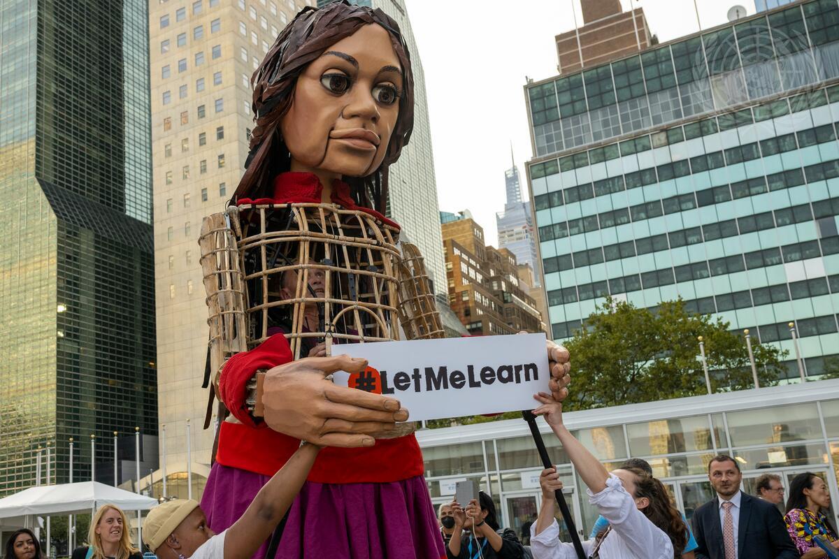 #LittleAmal visits <a href="/UN/">United Nations</a> Headquarters.
The giant puppet of a 10 year old Syrian refugee girl represents all children fleeing war, violence and persecution.
#DontForgetAboutUs 
#TransformingEducation
#LetMeLearn
#LittleAmalWalksNYC
<a href="/walkwithamal/">Little Amal (The Walk)</a>
UN Photo/Mark Garten