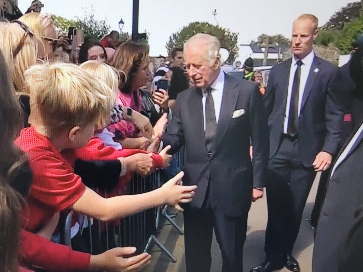 franniijane's tweet photo. @nettiejames11 @llandaffcity 3 Llandaff City children and a few Mums got to shake the King’s hand! https://t.co/cPcvudQZYL