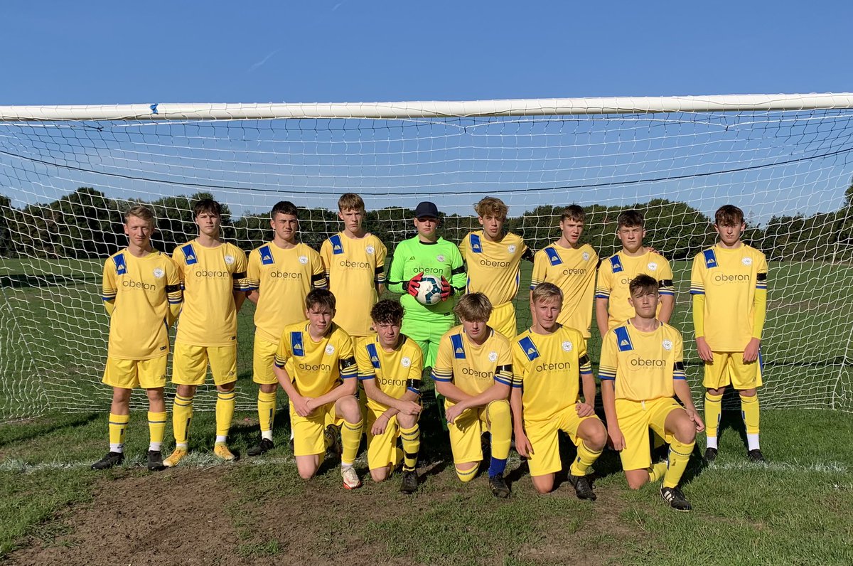 U16 Trojans with their black armbands today #1minuteforthequeen  <a href="/Teamgrassroots_/">Grassroots</a> #grassrootfootball <a href="/GosportCouncil/">Gosport Borough Council</a> <a href="/portsmouthnews/">The News, Portsmouth</a>