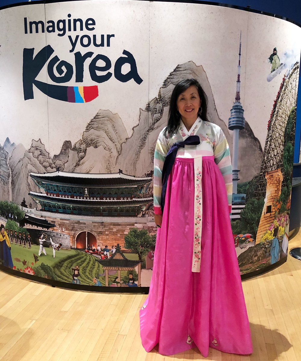 JeeYunTV's tweet photo. I love that the @ROMtoronto After Dark series is featuring K-Culture. The Hanbok station was so much fun.#rom #romafterdark #afterdark #hanbok #korean #toronto #koreandress #traditionaldress https://t.co/3zJErm5md2