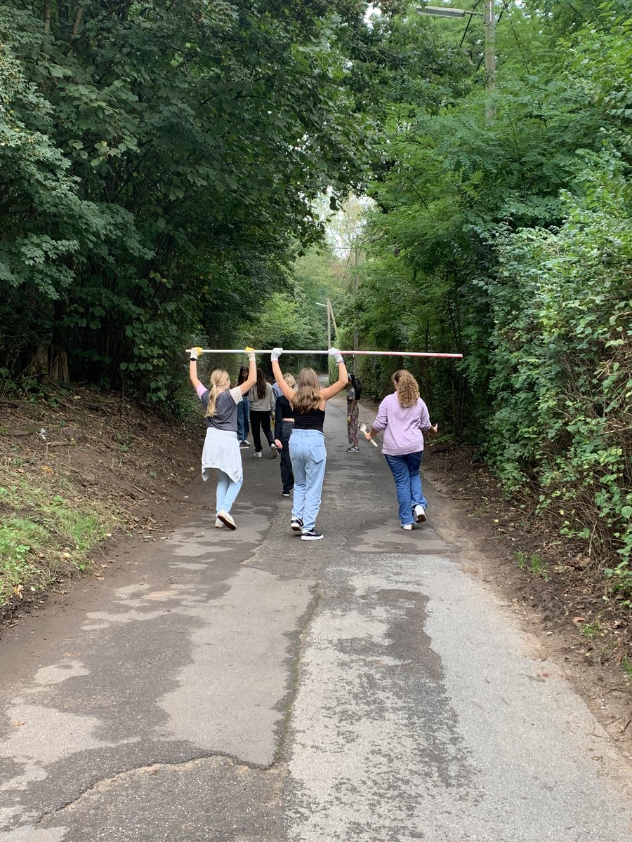 AnnetteTheis's tweet photo. Mein #wowdw
Unser @OttoHahnGym startet das Projekt „EIN TAG FÜR ANDERE“. 
Die 7er beteiligten sich mit Begeisterung am #worldcleanupday2022 und sammeln Müll, Müll, Müll….. https://t.co/DbWRYKrZ47