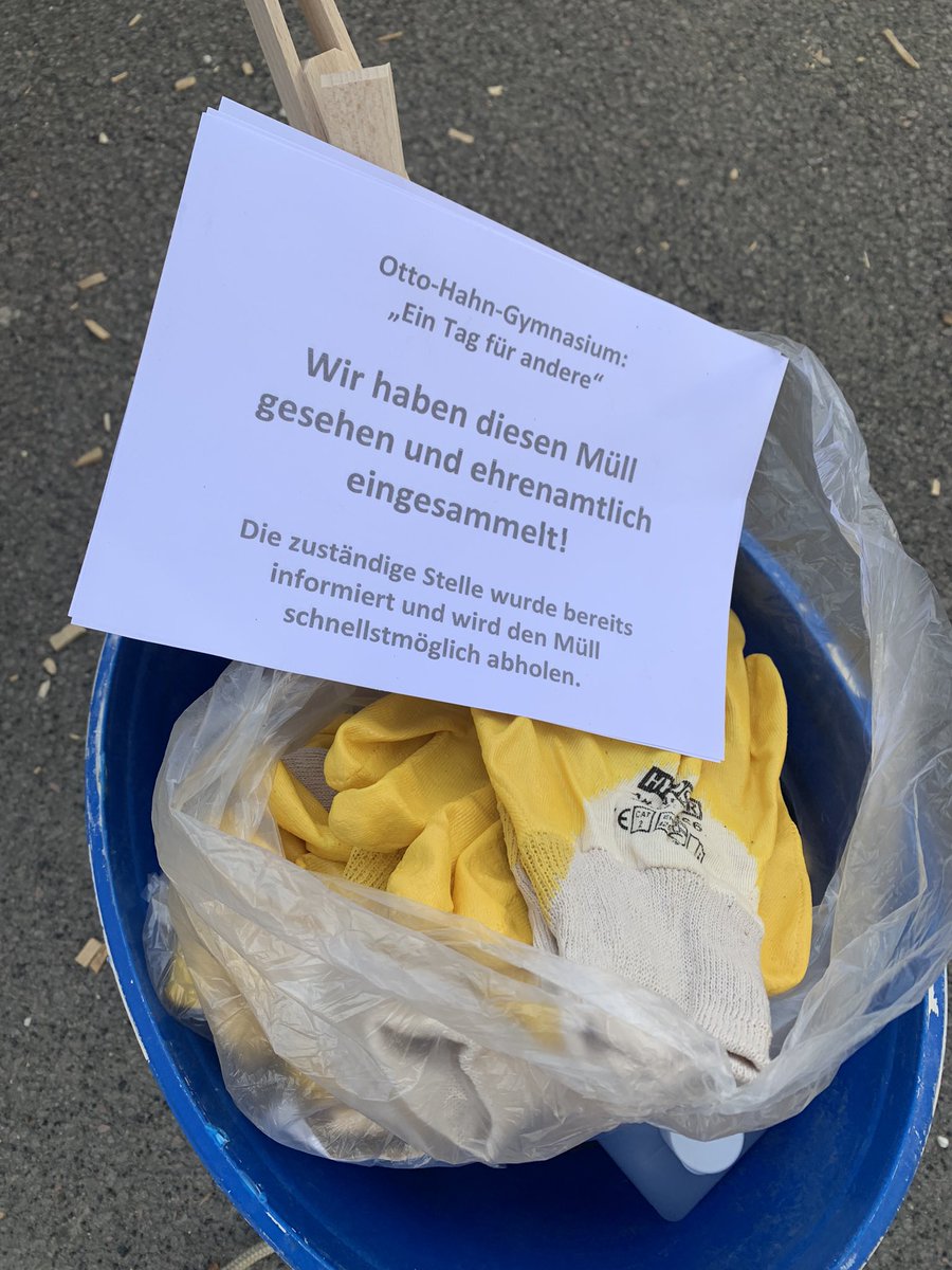 AnnetteTheis's tweet photo. Mein #wowdw
Unser @OttoHahnGym startet das Projekt „EIN TAG FÜR ANDERE“. 
Die 7er beteiligten sich mit Begeisterung am #worldcleanupday2022 und sammeln Müll, Müll, Müll….. https://t.co/DbWRYKrZ47
