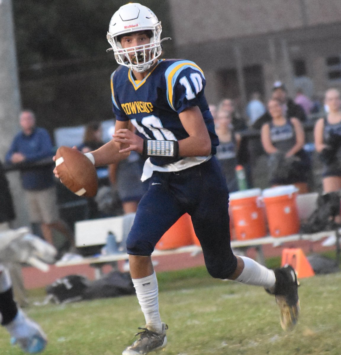 GAMER/PHOTO GALLERY: 5 IN A ROW! QB Mark Augello (<a href="/Mark_augello1/">Mark Augello</a>) &amp; RB Chase Enlow (<a href="/ChaseEnlow/">Chase Enlow 2026 3⭐️RB</a>) lead Freehold Township (<a href="/FTHSfootball/">Township Football</a>) to its 5th consecutive victory over rival Howell. CC: <a href="/TownshipScores/">Township Scores</a> <a href="/FTHSbleach2020/">Bleacher Creatures</a> <a href="/FTHSPatriots/">Freehold Township High School</a> #NJFootball 🏈
centraljersey.com/2022/09/17/aug…