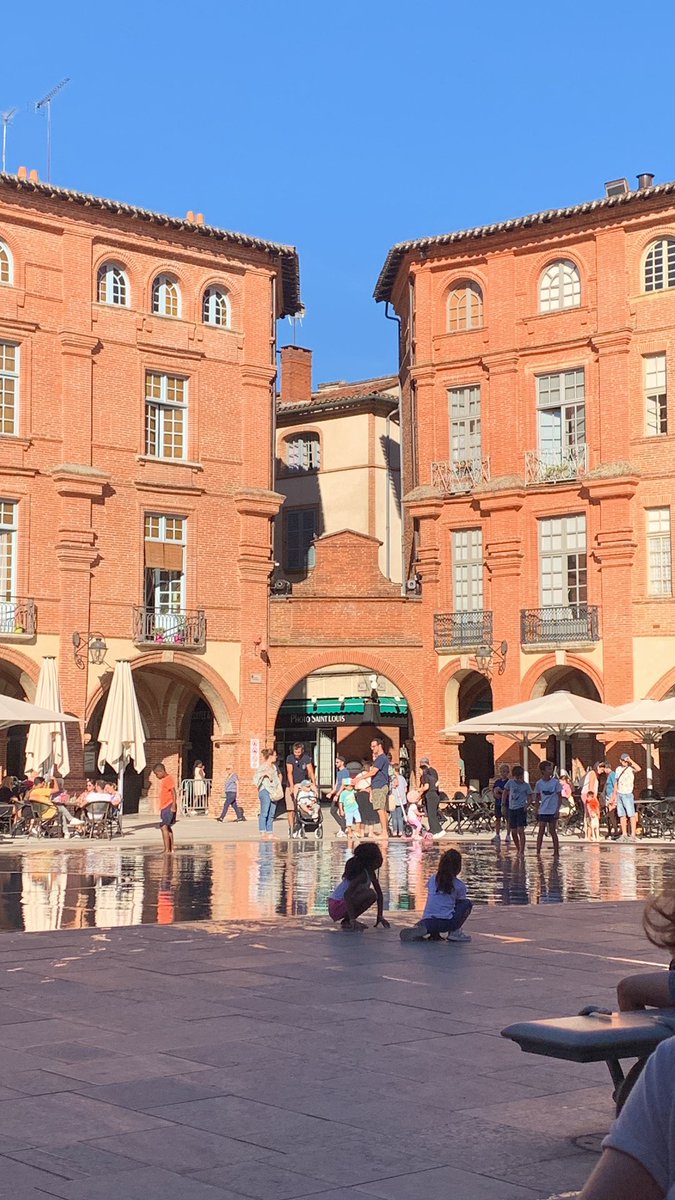 Moment détente sur la belle place nationale <a href="/villemontauban/">Ville de Montauban</a>