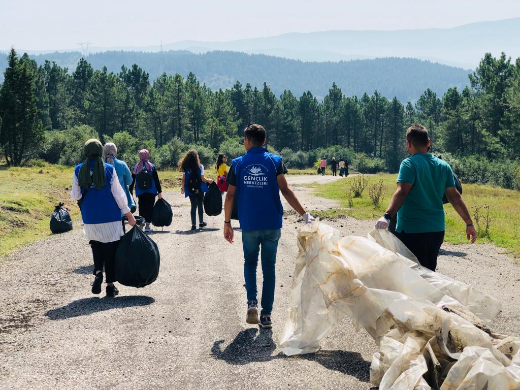 kasapoglu's tweet photo. Başka bir gezegen yok!🌎

#17EylülDünyaTemizlikGünü’nde onbinlerce gönüllü gencimizle daha temiz bir dünya için sahadaydık.🏃‍♂️ https://t.co/CgKO5Jbir3