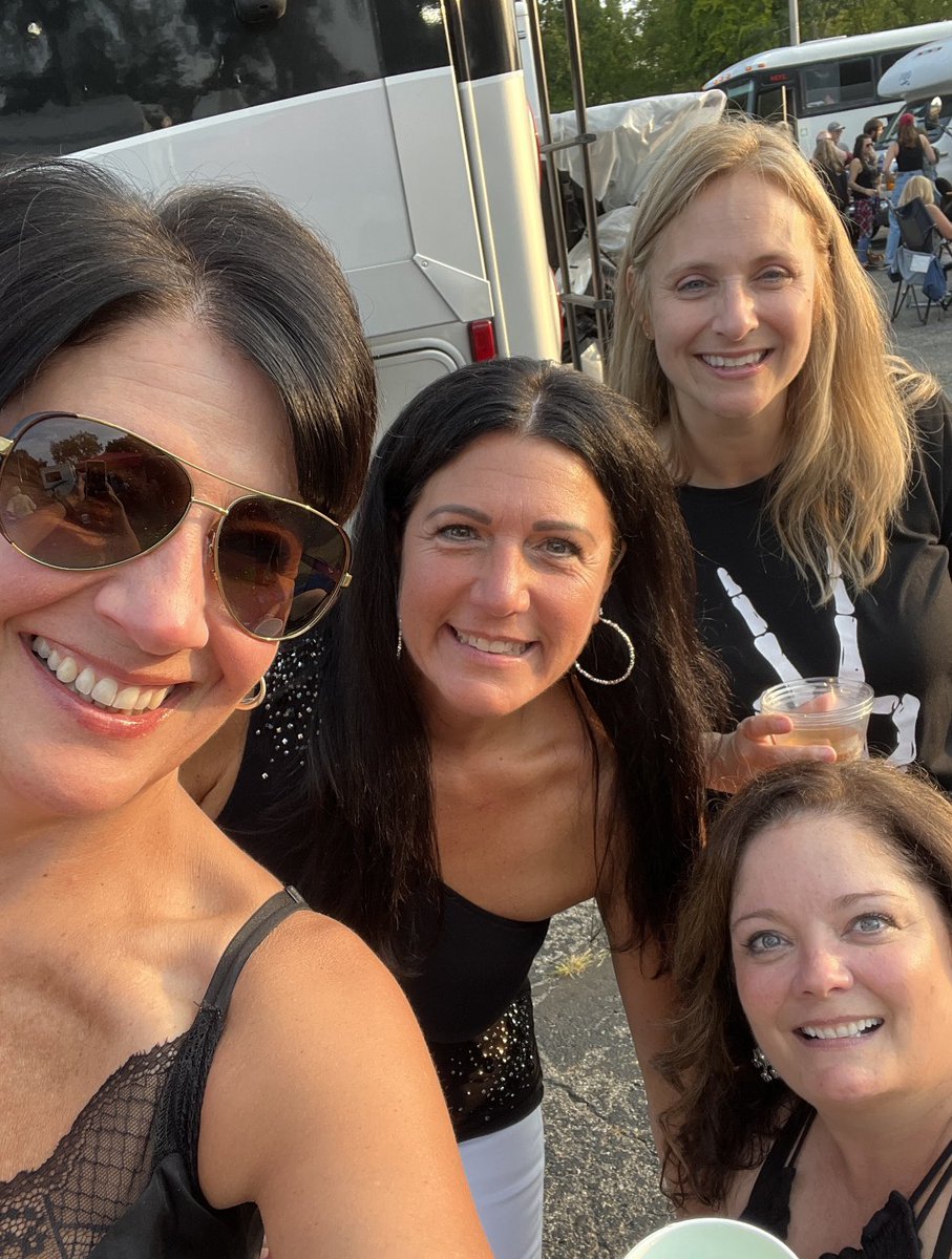 VickeyAbel's tweet photo. Such a great time last night @KidRock https://t.co/yw7NYkL4xf