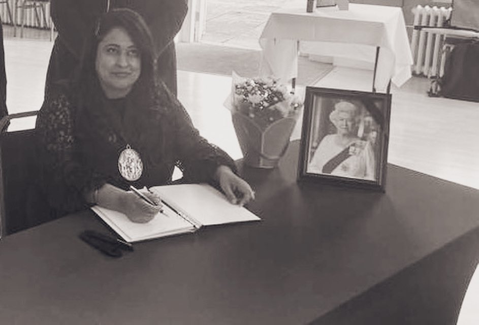 WDC_Chairman's tweet photo. The Book of Condolence is available to sign at Royal Pump Rooms should you wish to write a tribute &amp; pay respect to Her Majesty Queen Elizabeth II, between 9am-5pm every day except Monday when it will be closed until the end of the funeral service. 
#bookofcondolence @Warwick_DC https://t.co/YTlVlVwbda