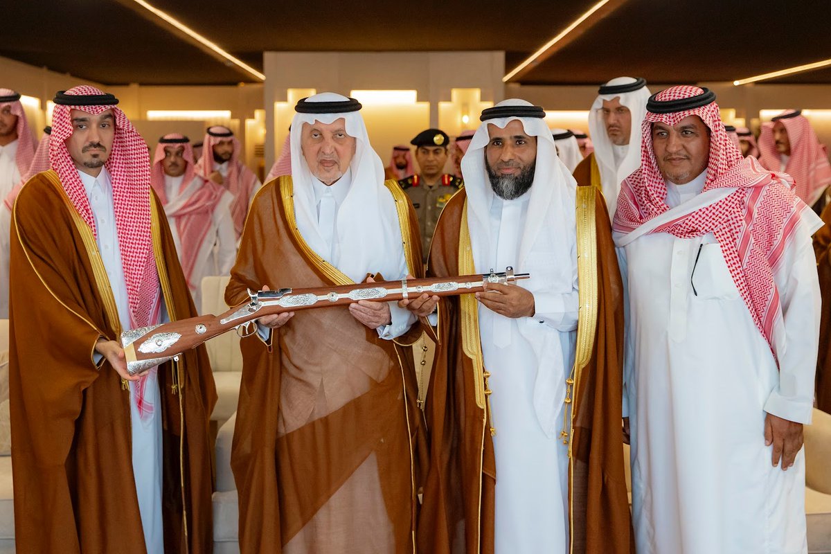 📸| سمو أمير منطقة مكة المكرمة الأمير خالد الفيصل يتوج الفائزين في ختام #مهرجان_ولي_العهد_للهجن :