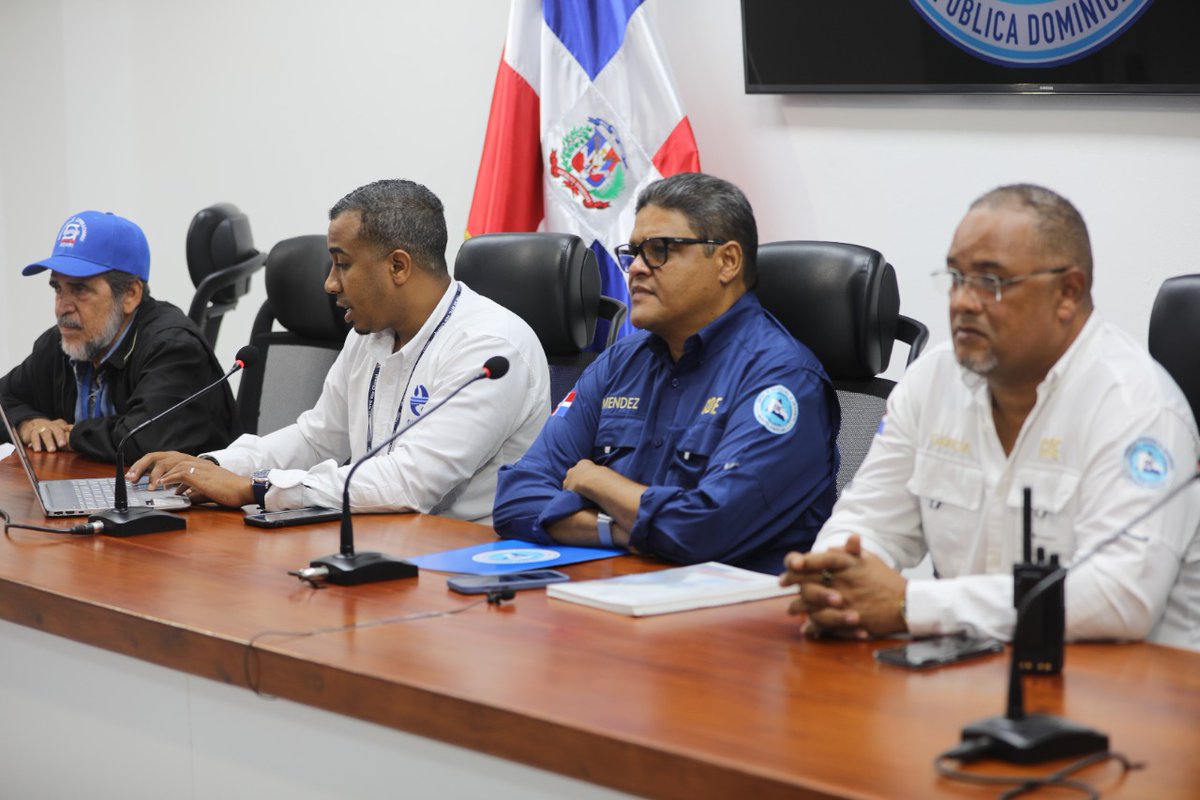 COE_RD's tweet photo. El director del #COE_ sostuvo una reunión de coordinación con las gobernadoras de las provincias del país, con quienes acordó acciones de respuesta ante el paso de la tormenta #Fiona por el territorio nacional. https://t.co/9EY9vTBBxG