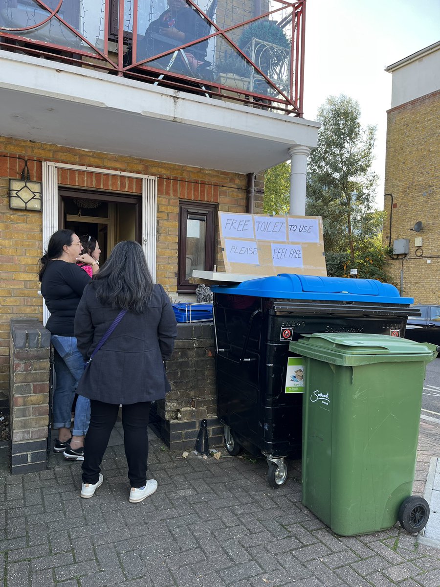 amoroso_marco's tweet photo. Great logistic effort but also amazing support from the local community of #Bermondsey for the people queueing. Pop up food and cake stalls, temporary water points and people opening their homes 👏👏👏#TheQueensQueue #QueueWatch #thequeueforthequeen #TheQueue #London https://t.co/O9V65kZNzd