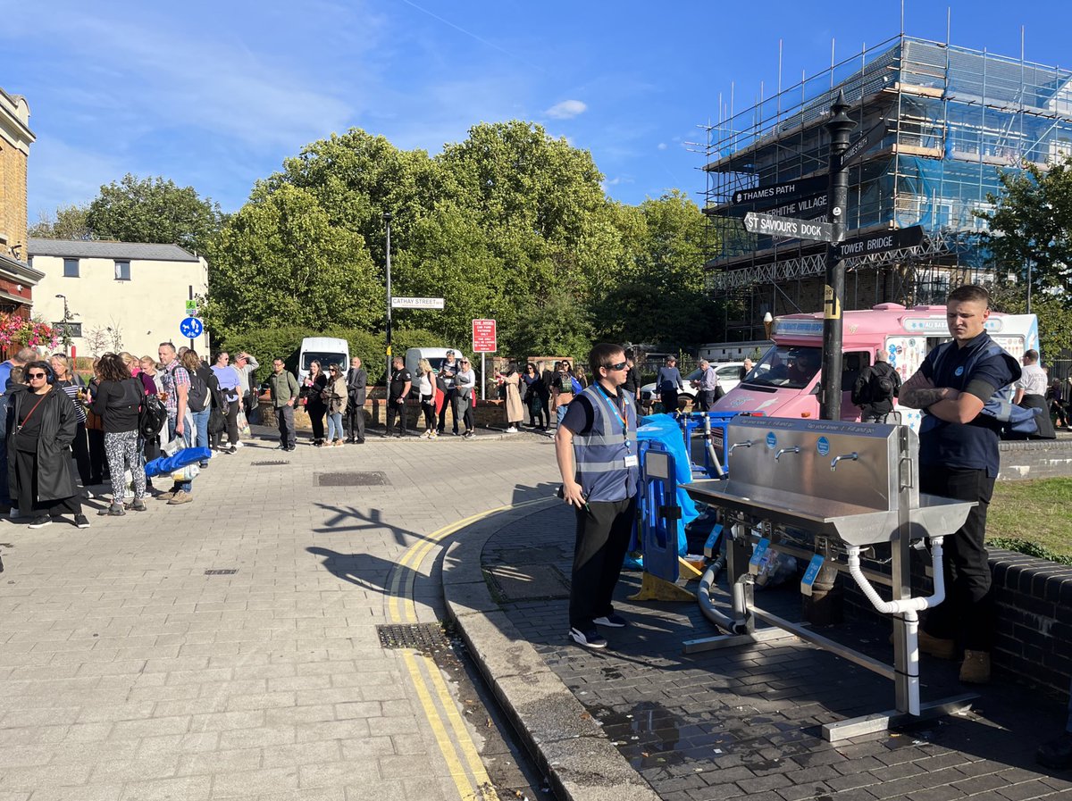 amoroso_marco's tweet photo. Great logistic effort but also amazing support from the local community of #Bermondsey for the people queueing. Pop up food and cake stalls, temporary water points and people opening their homes 👏👏👏#TheQueensQueue #QueueWatch #thequeueforthequeen #TheQueue #London https://t.co/O9V65kZNzd