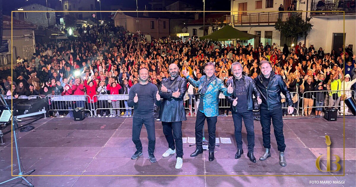 dodibatt's tweet photo. Ieri a #Guardiabruna ci ha accolti un bel freschetto, ma la musica ed il panorama hanno saputo subito "scaldarci". Molto suggestive le #Morge, le rocce che sovrastano la piazza dove ho tenuto il concerto.

#DodiBattaglia #Chieti #Abruzzo #16settembre #InnoAllaMusicaTour2022 https://t.co/rW0JfOXalA