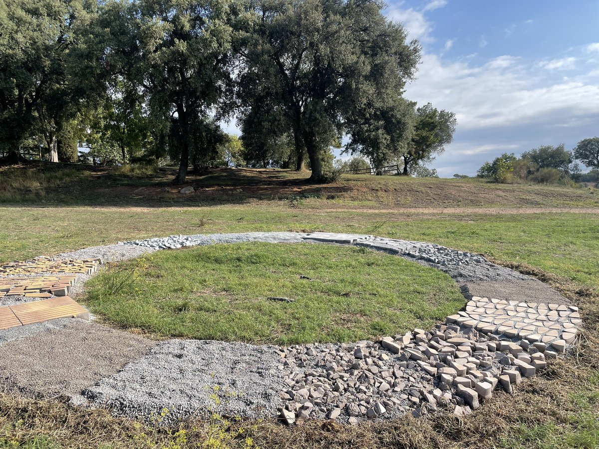 Hilari(um). Festival Landart i instal•lacions efímeres. Quan els i les artistes surten al camp i posen en evidència l’estreta relació d’art i natura. L’art com a llenguatge, eina per parlar i per reflexionar. #landart #artivisme <a href="/hilariumfest/">hilariumfestival</a> 🪵