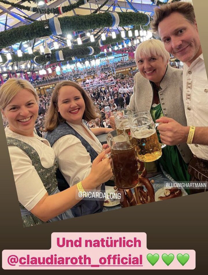 Sind meine Augen kaputt oder sehe ich gerade wirklich, dass sich die Prominenz der Partei der verbissenstesten Maskenfetischisten völlig ungeniert auf der #Wiesn volllaufen lässt? Unter Massen von Menschen, alle unmaskiert? Unfassbar! #GrüneDoppelmoral