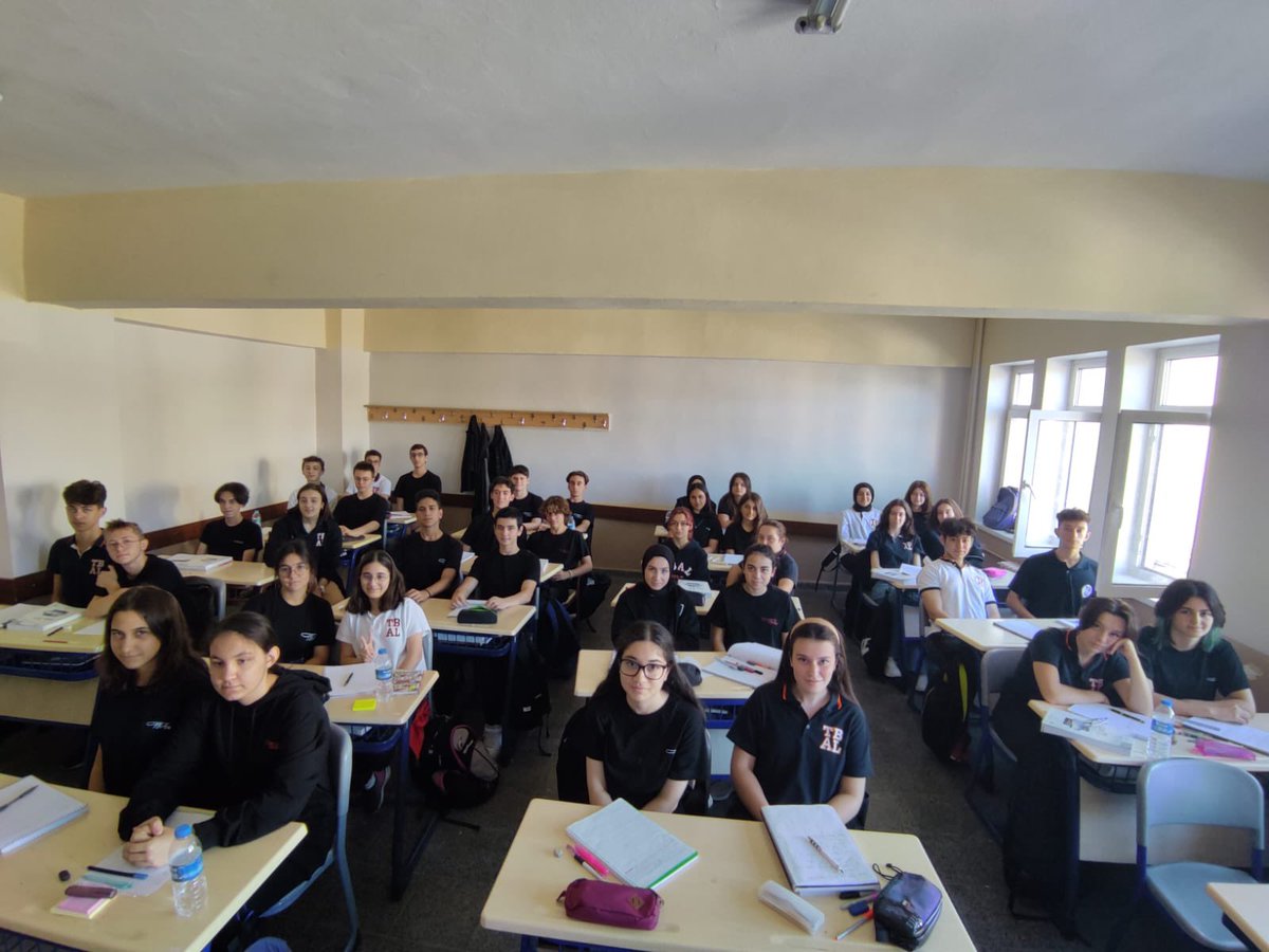 tbal55's tweet photo. Teşekkürler 11-G sınıfı. Herkes forma ile çok daha güzel!.. https://t.co/vPJK7NvfvV