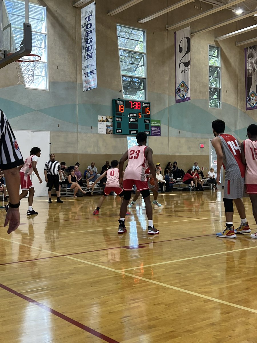 AlamoCityHoops1's tweet photo. Okayyyyy @SireMauvais attacks the defensive and gets a BIG dunk right down the middle for @JudsonHoops1 #I35Showdown #AlamoCityHoops https://t.co/RY9TIFG1D9