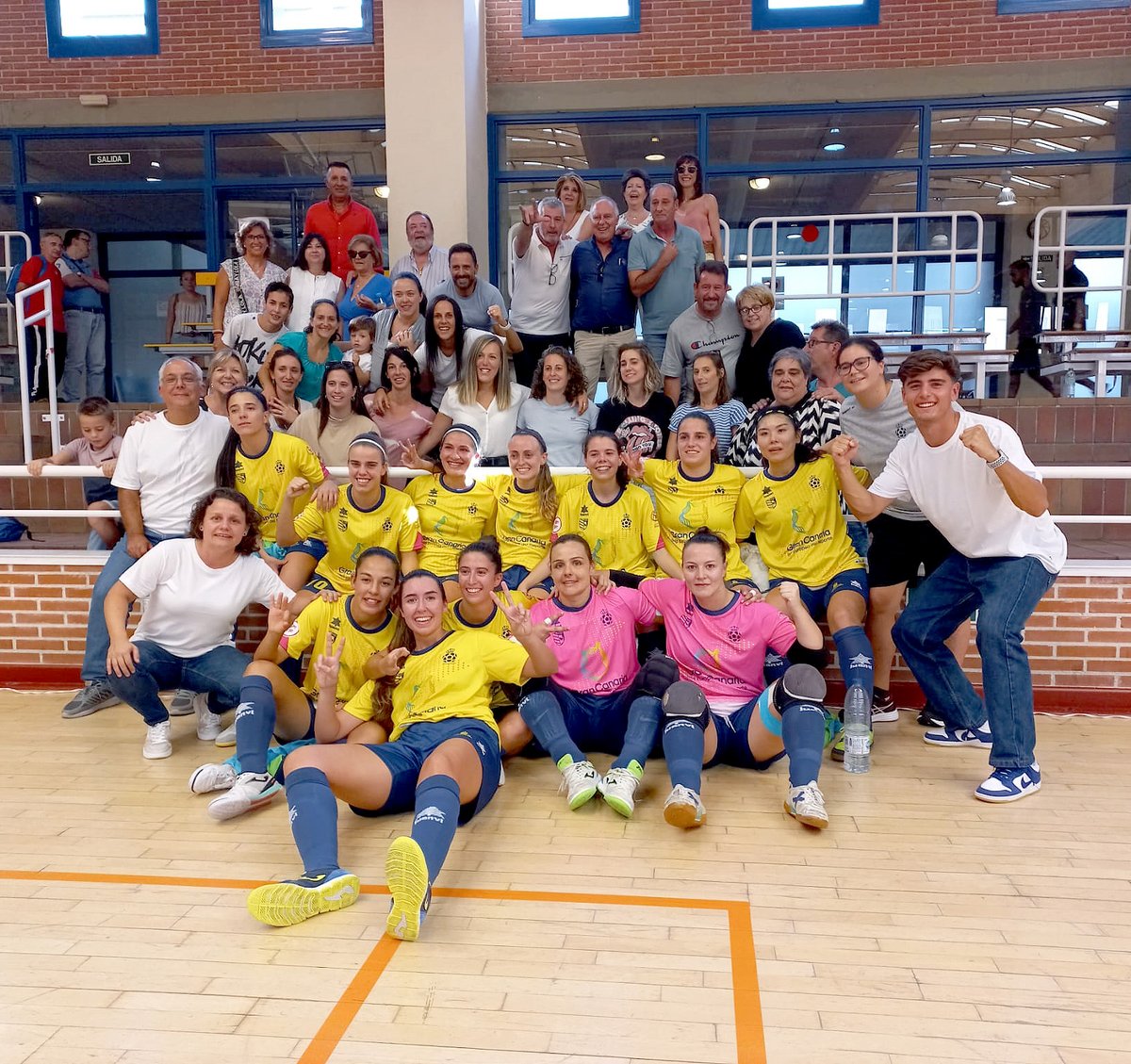 Teldeportivo's tweet photo. ‼️ Fútbol Sala Femenino @FutSalRFEF
@FSFMostoles 🆚Gran Canaria @Teldeportivo
1ªDivisión 2ªJornada
Los goles de @AnitaOntiveros9 y @Sofi8G valen tres puntos✌️
Crónica: https://t.co/6L3vs0Hh7f
💙💛
#Teldeportivo #FutbolSalaFemenino #SomosFutsal  #GranCanaria #GranDestino https://t.co/DvSe9aPmzT