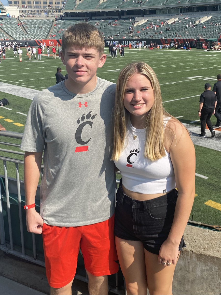 hfeehan's tweet photo. Reunited and it feels so good! #UCFamilyWeekend #GoBearcats https://t.co/SRbDHMVwVH