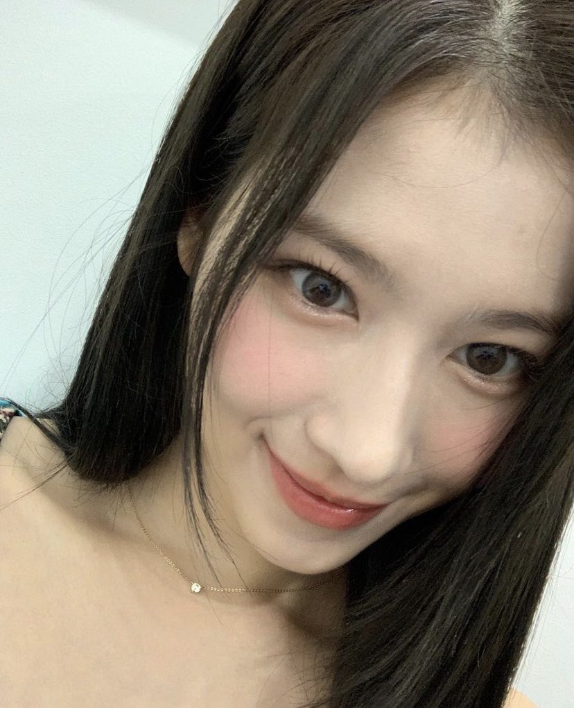 m_by___sna's tweet photo. PRETTIEST GIRL me thinks https://t.co/vr6KGARgcz