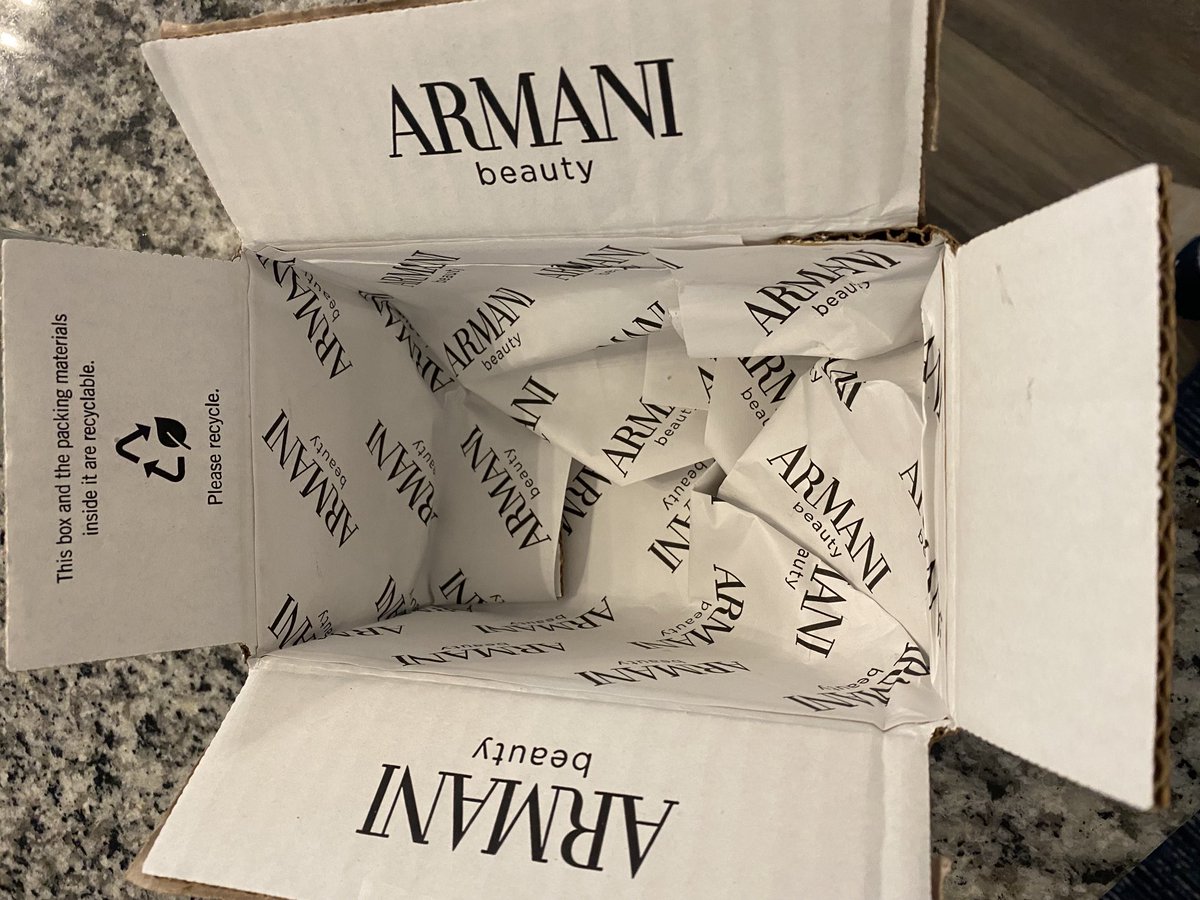 ronicasmucker's tweet image. ⁦@armani⁩ Clever way to avoid using additional stuffing in a package. Appreciate the thought to use less paper on their shipping. #sustainable #sustainability #thinkenvironment #recyclable