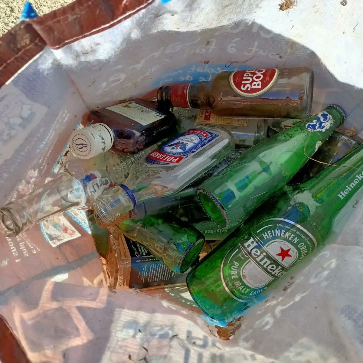 SPomponne's tweet photo. 29 bénévoles
De 3 à 70 ans
65 kg de déchets ramassés
2,5litres de mégots de cigarettes
Des dizaines de bouteilles de verre.

Encore un beau bilan pour la ramassage organisé aujourd'hui par notre association à Pomponne

@WorldCleanupDay @MarneetGondoire #wcud2022 https://t.co/V9ADgvhYxC