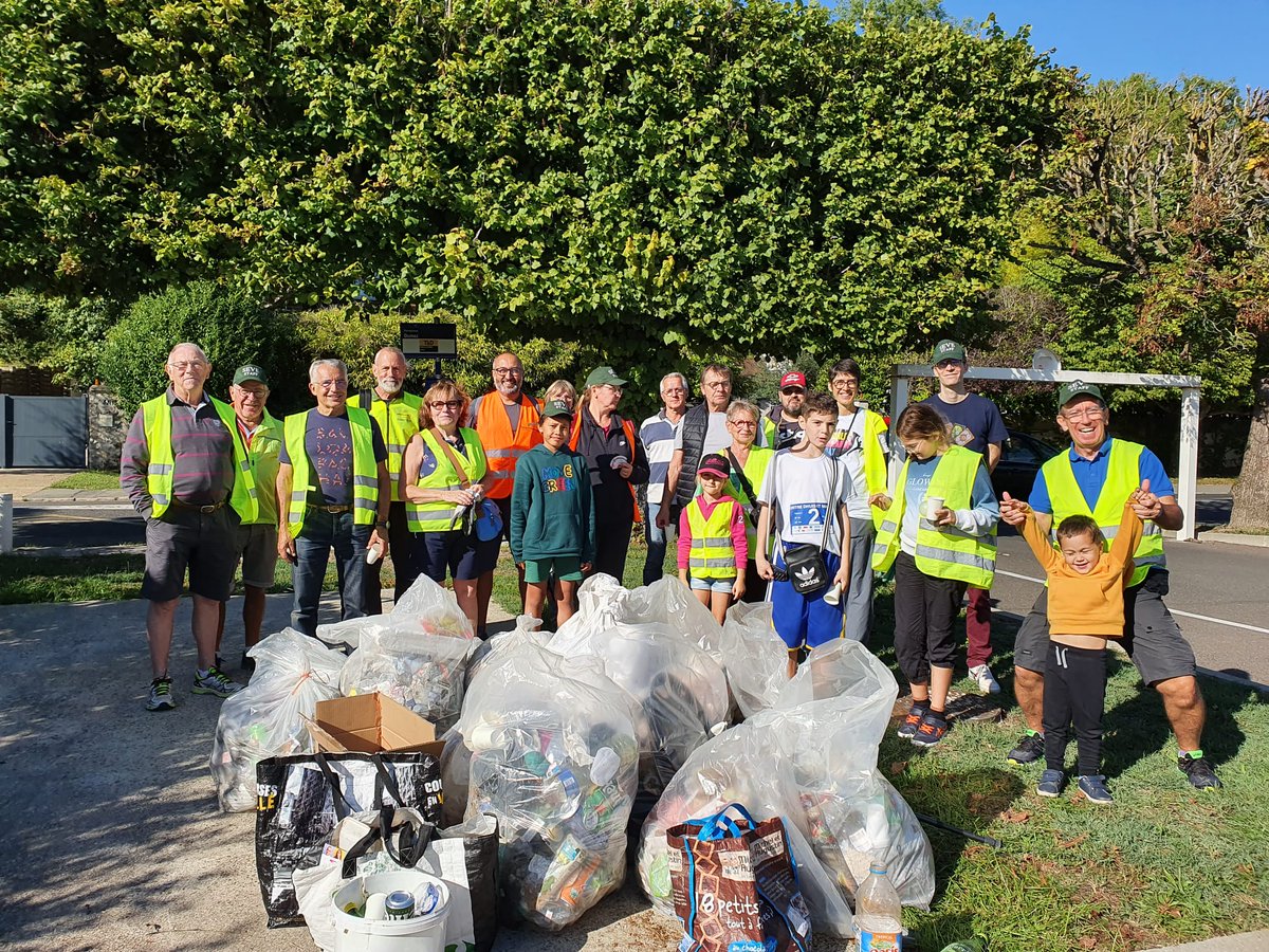 SPomponne's tweet photo. 29 bénévoles
De 3 à 70 ans
65 kg de déchets ramassés
2,5litres de mégots de cigarettes
Des dizaines de bouteilles de verre.

Encore un beau bilan pour la ramassage organisé aujourd'hui par notre association à Pomponne

@WorldCleanupDay @MarneetGondoire #wcud2022 https://t.co/V9ADgvhYxC