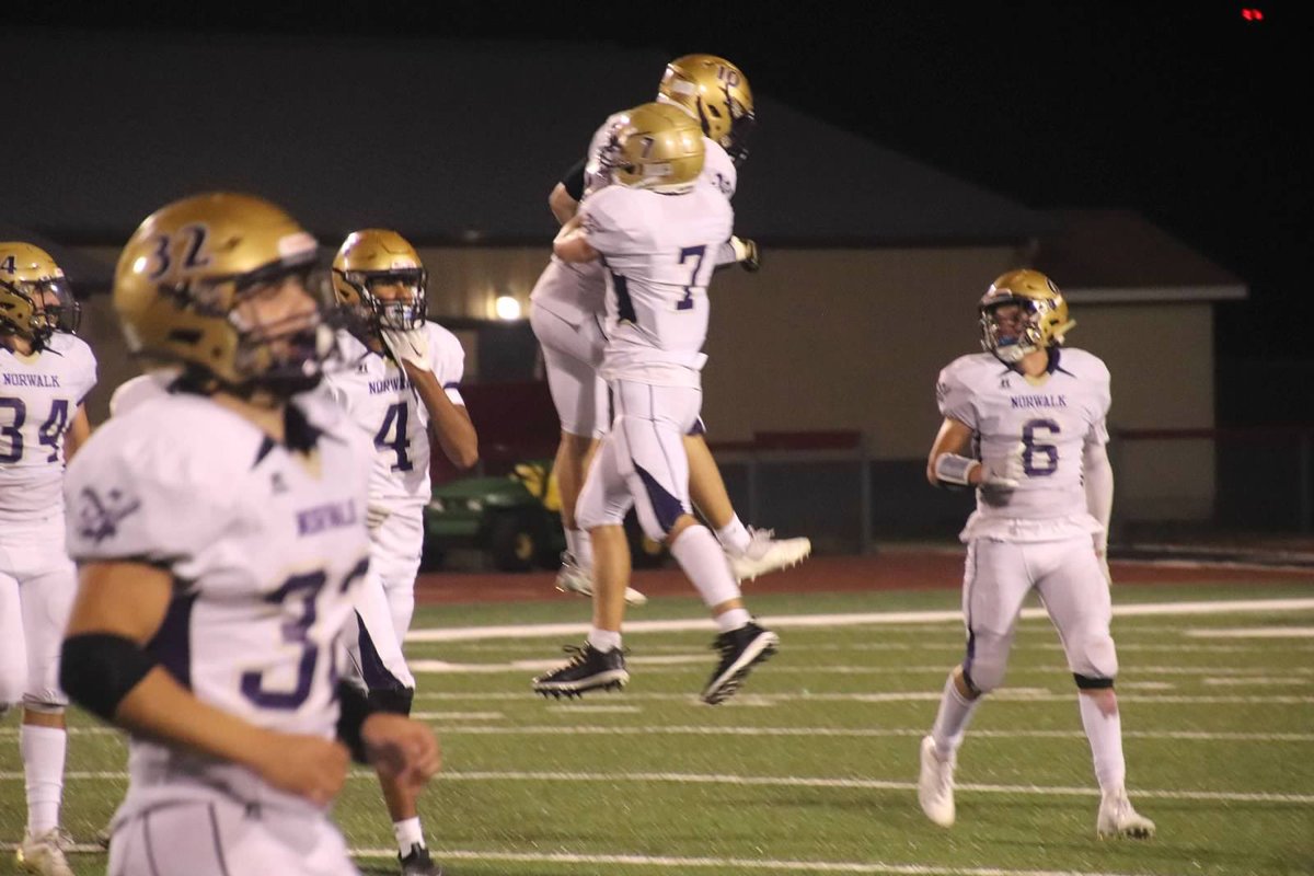 NHSFB_'s tweet photo. Nothing beats those Friday night lights!

Last night 📸

#Warriors⚔️ | #hounded https://t.co/nlPMO3jRrh