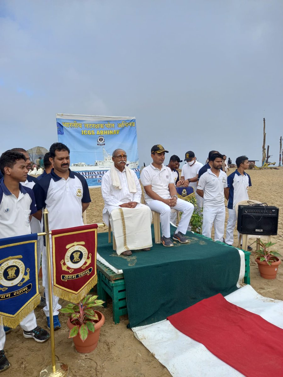 IndiaCoastGuard's tweet photo. Awareness & Acting on it are two visions of #SwachhSagarSurakshitSagar as without them no campaign can be success. Campaign to spread coastal awareness, has attracted volunteers and #picklitter movement.
👆From #Kochi #Kerala. https://t.co/RpGuLoMWG8