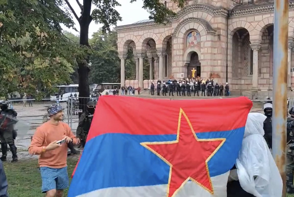 BoskoObradovic's tweet photo. Ово није само геј парада, ово је класична окупациона и антихришћанска агенда: скрнављење хришћанских симбола, вређање верских осећања, комунистичка петокрака, ЕУ диктатура, подршка НАТО-у у рату против Русије... Геј парада је само претходница за потпуну НАТО окупацију Србије! https://t.co/fBnC37qO0V