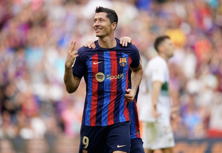 11 goles ⚽️ en 7 partidos de Lewandowski , que poco duró la mentira de Benzema como el mejor 9 del mundo