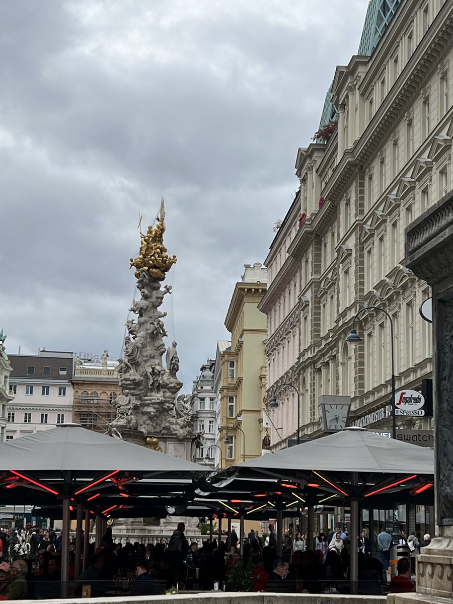 EukeFrank's tweet photo. In Österreich ist es ein Menschenrecht bei 11 Grad im T-Shirt im Schanigarten unter Heizschwammerl zu sitzen. 
Ihr müsst das verstehen. https://t.co/UCjrenwqTM
