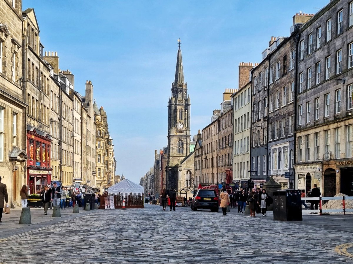 Kazzycrazy78's tweet photo. Royal mile Edinburgh 
#Edinburgh #Scotland #visitedinburgh #visitscotland #royalmile #UK #britain #scotlandlover #photography #photooftheday #photo #photographylovers #streetphotography #英國 #PHOTOS #edinburghcity https://t.co/ZDZrkl2Gpn