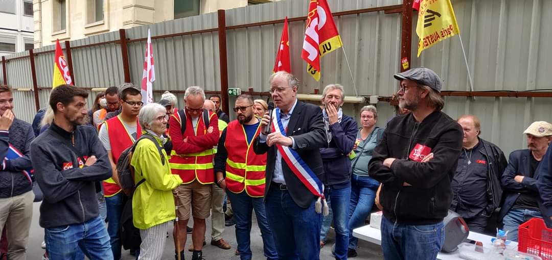 GenMobilites's tweet photo. #Rer
 
#IleDeFrance

Rassemblement cheminots/usagers pour dénoncer les 19 trains/j supprimés sur le #RerC pour défaut de personnel.

@GenerationsMvt et son comité transport @GenMobilites défendent le service public ferroviaire ! https://t.co/aQTpqacQQ4