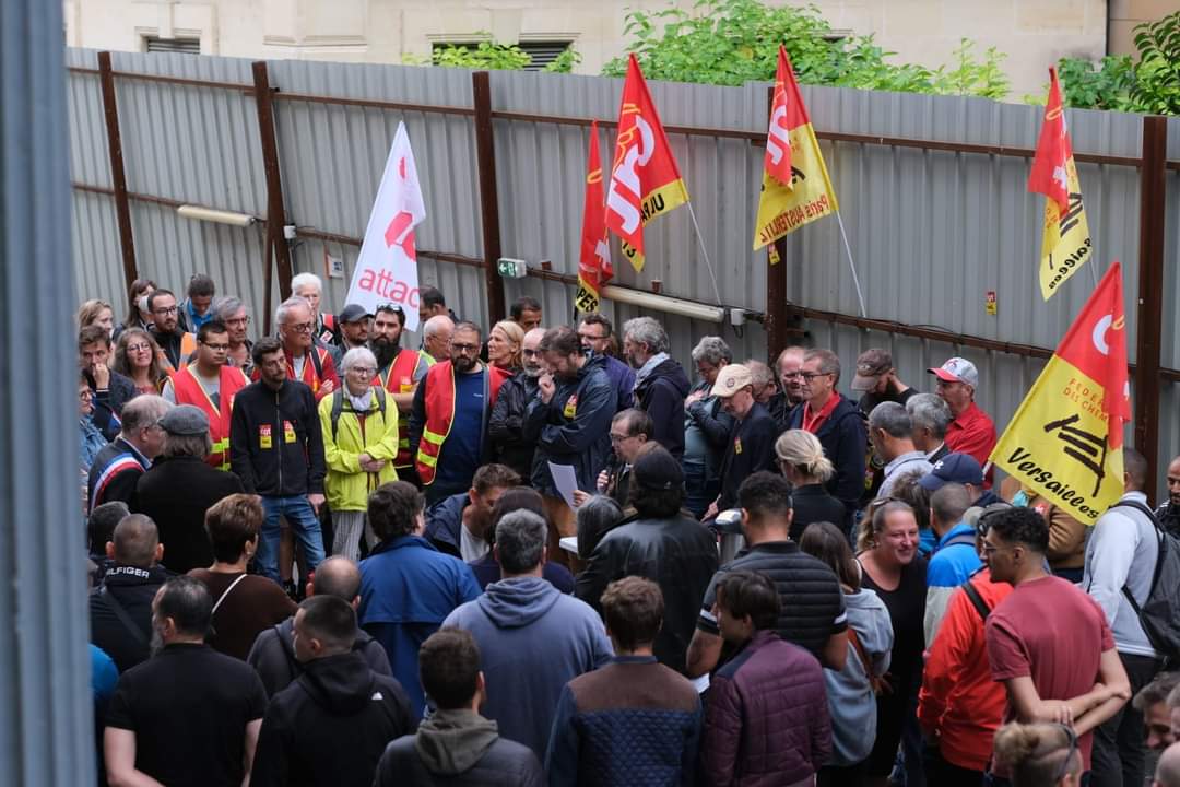 GenMobilites's tweet photo. #Rer
 
#IleDeFrance

Rassemblement cheminots/usagers pour dénoncer les 19 trains/j supprimés sur le #RerC pour défaut de personnel.

@GenerationsMvt et son comité transport @GenMobilites défendent le service public ferroviaire ! https://t.co/aQTpqacQQ4