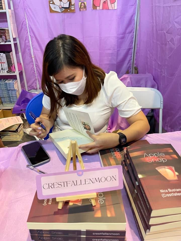 questubers's tweet photo. "Opportunities don't happen, you create them"

We are so proud of you Nica (CRESTFALLENMOON) ❤️ maraming naipon na vlog pero uunahin natin iupload ang ganap today 🥰 labyu! #PerfectMistake #AppleSnap #Kpub #PopFiction

@kpubph @PopFictionBooks https://t.co/YZMjK3tGIg